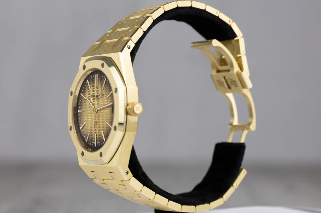 AP16202BARoyalOakJumbo_ExtraThin_YellowGoldSmokeDial2024-3
