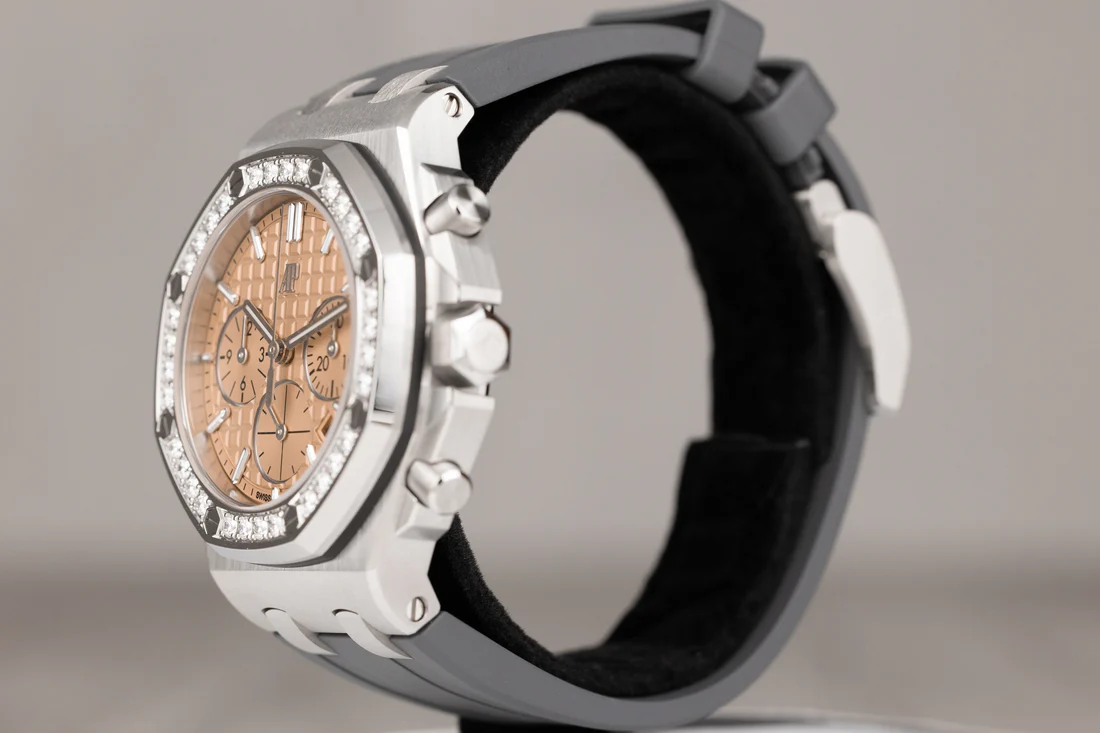 AP26231STRoyalOakOffshore37mmStainlessSteelDiamondBezelSalmonDial2024-3