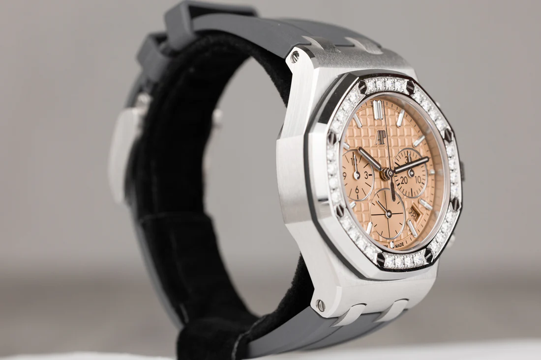 AP26231STRoyalOakOffshore37mmStainlessSteelDiamondBezelSalmonDial2024-4
