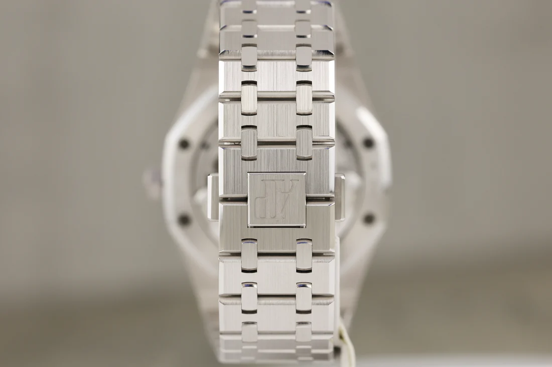 AudemarsPiguet26730BCRoyalOakSelfwindingFlyingTourbillon41mmWhiteGoldDiamondBaguetteBezelBlueDial-2