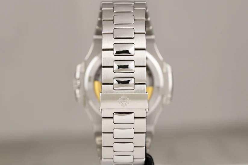 Patek5711_1ANautilusDateStainlessSteelWhiteDial2014-2