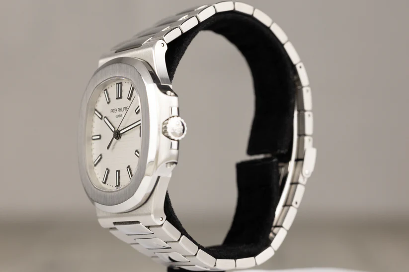 Patek5711_1ANautilusDateStainlessSteelWhiteDial2014-3