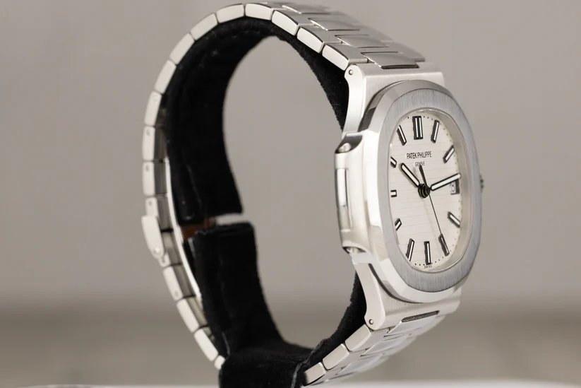 Patek5711_1ANautilusDateStainlessSteelWhiteDial2014-4